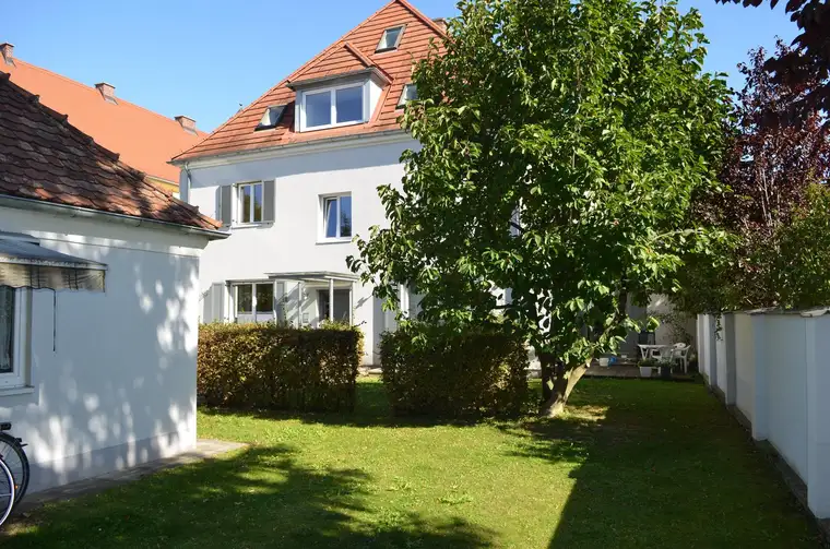 APPARTEMENT MIT EIGENEM GARTEN