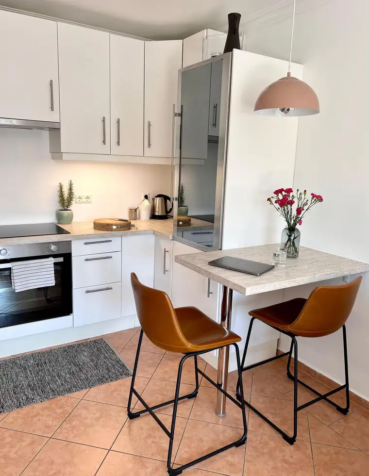 Charmante, komplett sanierte 2-Zimmer-Wohnung mit uneinsichtiger Loggia &amp; eigenem Parkplatz – 2344 Maria Enzersdorf