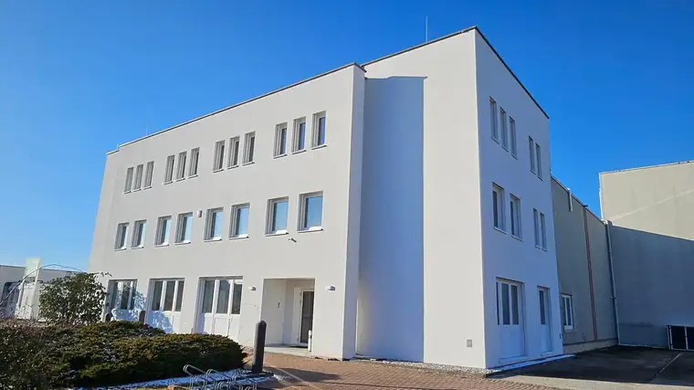2025 Modernisiertes Lager- und Büro - Ensemble: Bis 12m Hallenhöhe, maximale Energie-Autarkie