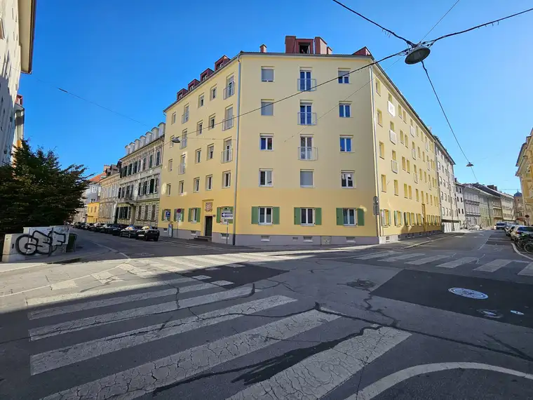 Eindrucksvolle Wohnung, interessant für Anleger oder Eigenbedarf Nähe zur Herz-Jesu-Kirche!