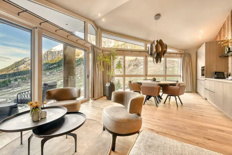 1/8-Miteigentum · Neubau-Penthouse in Stuben am Arlberg mit Panorama-Bergblick, privater Sauna &amp; Kamin
