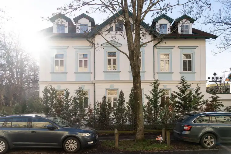 Repräsentative Altbauvilla mit vielseitigen Nutzungsmöglichkeiten
