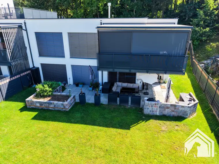 274 m² Eigengarten &amp; Hausgefühl | Neuwertige 3-Zimmer-Wohnung mit exklusiver Designküche