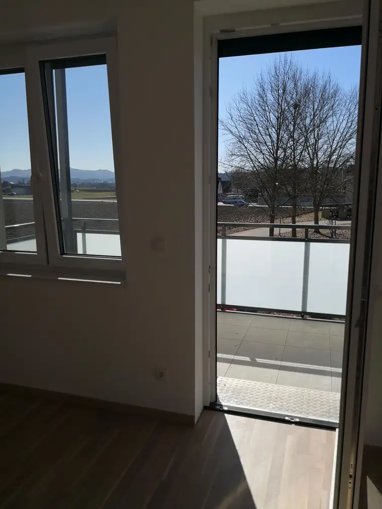 Moderne 2-Zimmer Wohnung mit Balkon und Carport