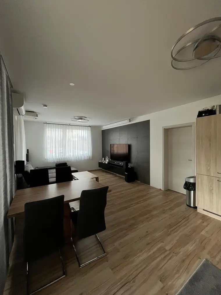 Moderne, lichtdurchflutete Wohnung in Top-Zustand