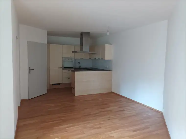 Zweizimmerwohnung mit Tiefgaragenparkplatz und gute Verkehrsanbindung