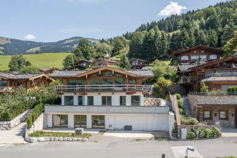 E L E G A N Z T R I F F T A U F E R H O L U N G - Luxuschalet im Rohbau