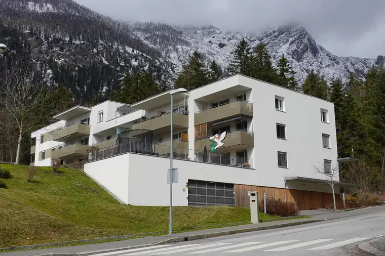 Neuwertige 3-Zimmer Wohnung mit Balkon und 2 Tiefgaragenplätzen