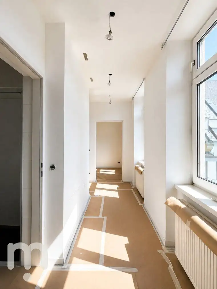 ALTBAU TRIFFT BALKON – frisch sanierte 2-Zimmer-Wohnung mit Lift, Balkon &amp; voll ausgestatteter Küche