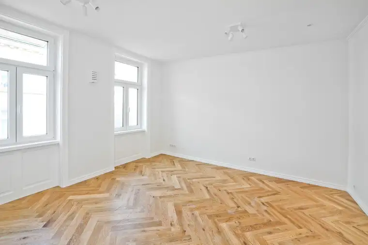 VIEVIENNE – Stilvolle Altbauwohnung mit Loggia: 3 Zimmer mitten in der City