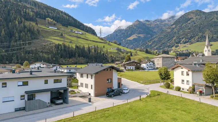 Modernes Einfamilienhaus mit Wellnessbereich in Golfplatznähe