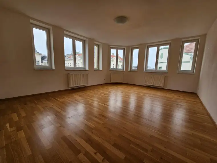 Großzügige 2-Zimmer Wohnung - gut belichtet und provisionsfrei