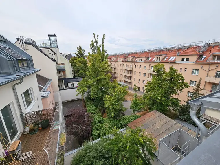 Provisionsfreie DG-Wohnung mit Terrasse in wunderschönen Innenhof