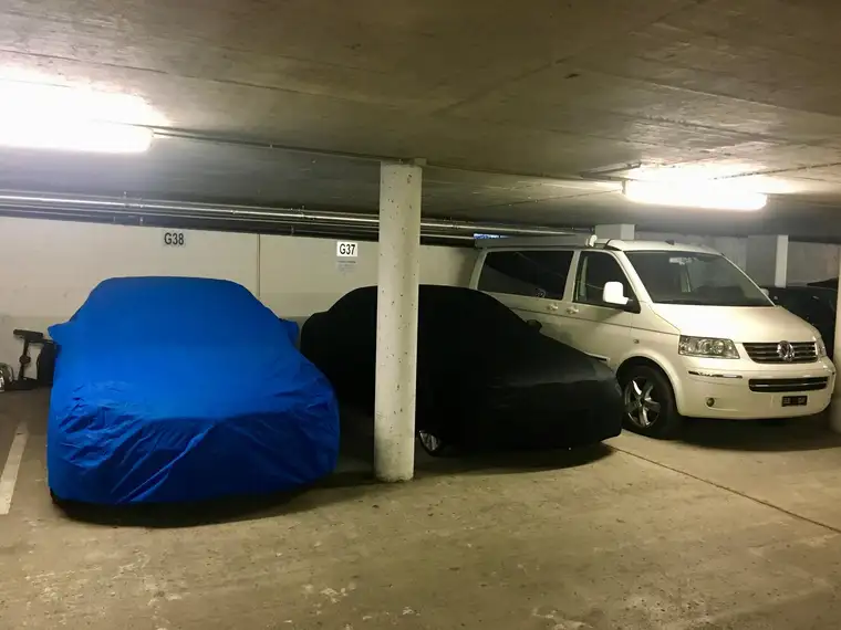 Tiefgaragenparkplatz in Wohnanlage