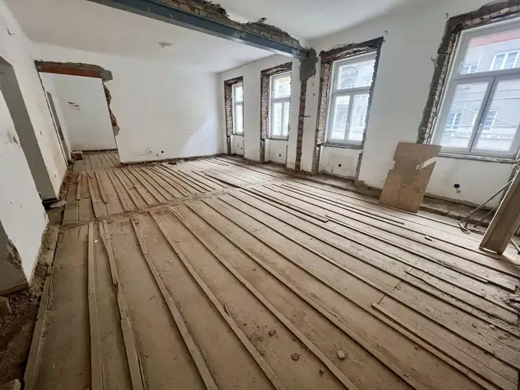 Günstige Wohnung (entkernt) mit Lift und 4 getrennt begehbaren Zimmern und geplanten Balkonzubau!