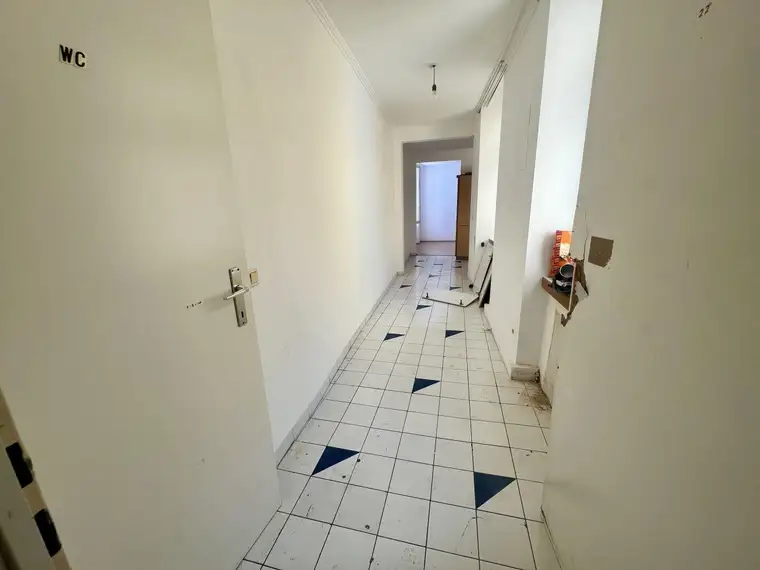Schnäppchen! Sanierungsbedürftige 2,5 Zimmer Wohnung im 2.ten Liftstock
