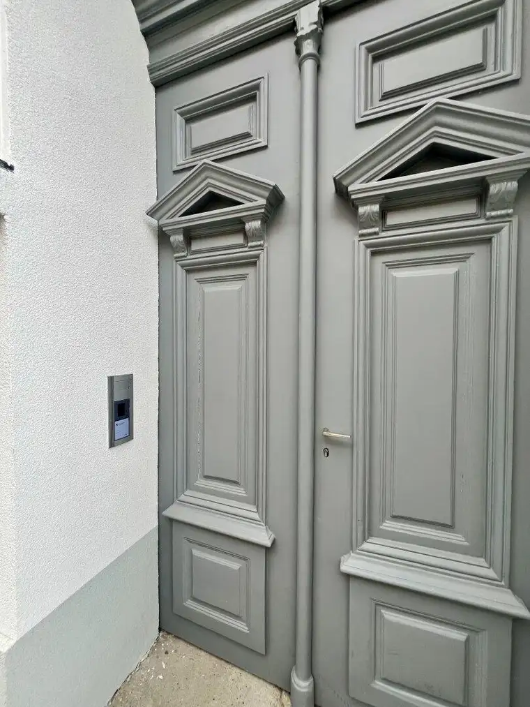 Günstige 2,5-Zimmer-Wohnung (sanierungsbedürftig) im 1ten. Liftstock eines generalsanierten Hauses - mit Balkonzubau-Möglichkeit!