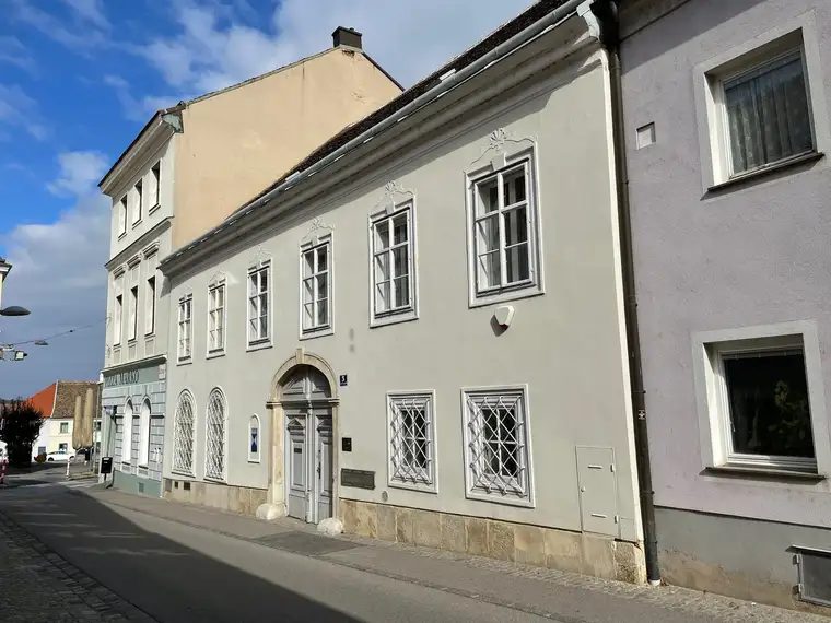 Historisches Stadthaus mit Innenhof, Pool und Aufzug im Zentrum von Hainburg - provisionsfrei