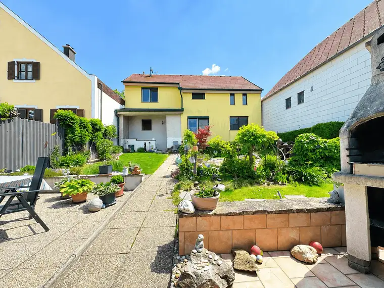 Großzügiges Einfamilienhaus mit Schneebergblick, Doppelgarage und 4 Schlafzimmern in Hornstein