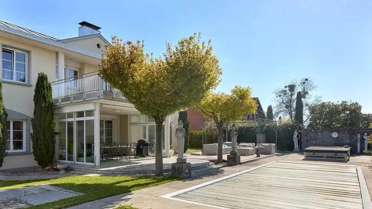 Großzügige Villa mit Pool, Jacuzzi und exklusiver Ausstattung