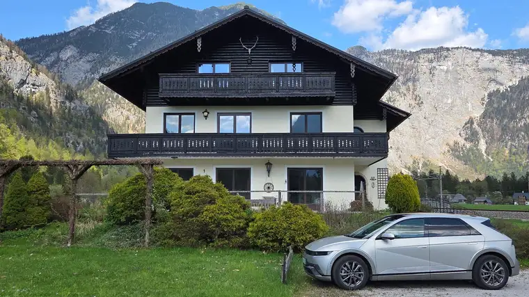 Großzügiges Wohnhaus mit Panoramablick und 3 separaten Wohnebenen in Obertraun
