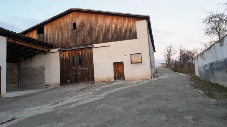 Bauernhaus mit Stallscheune und 3.456 m² Grund sofort verfügbar