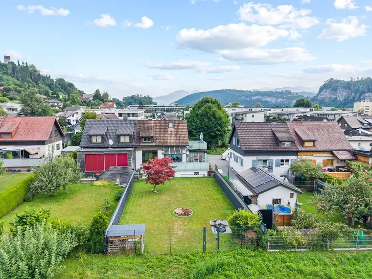 schöne Doppelhaushälfte mit großem Garten