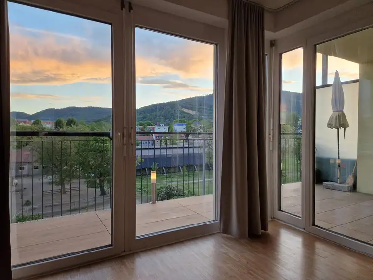 *PRIVAT* Familienfreundliche 4 Zimmer Wohnung im 4. obersten Liftgeschoss mit großem, überdachten Balkon und Blick auf eine Pferdewiese, inkl. TG Platz und großem Keller