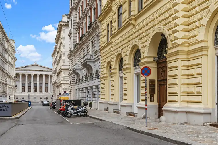 Repräsentative Altbauwohnung in absoluter Bestlage – Direkt beim Parlament