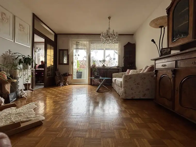 Helle, ruhige, zentrale 66-qm Wohnung mit Balkon verglast