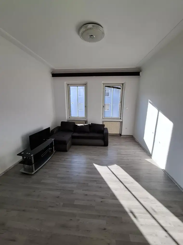 Provisionsfrei: helle 64-m²-Altbauwohnung mit 2 Zimmern + Kabinett