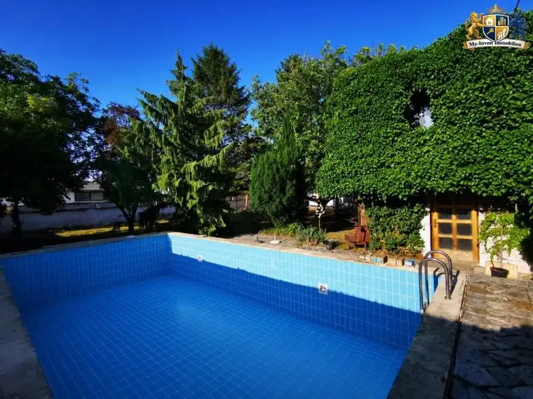 Ruheoase mit Pool in Ruhelage