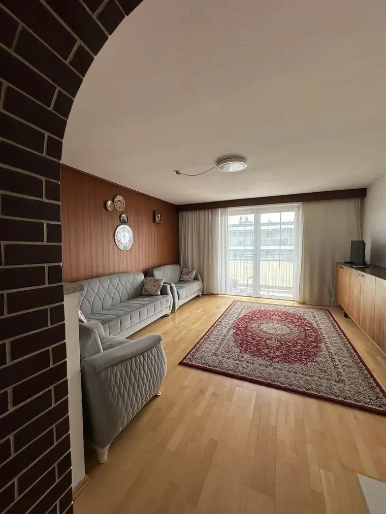 Gepflegte 4-Zimmer-Wohnung mit Balkon und Lift in Linz