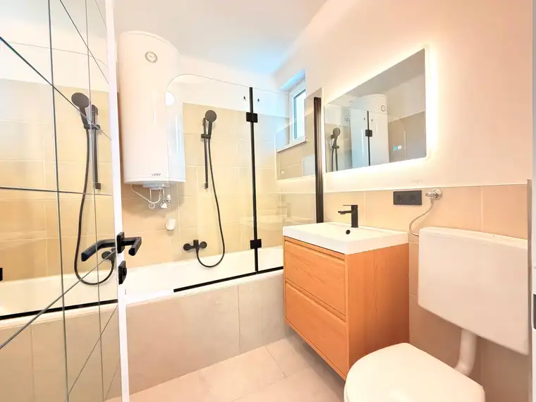 PROVISIONSFREI - renovierte 2.5 Zimmer Wohnung mit Loggia