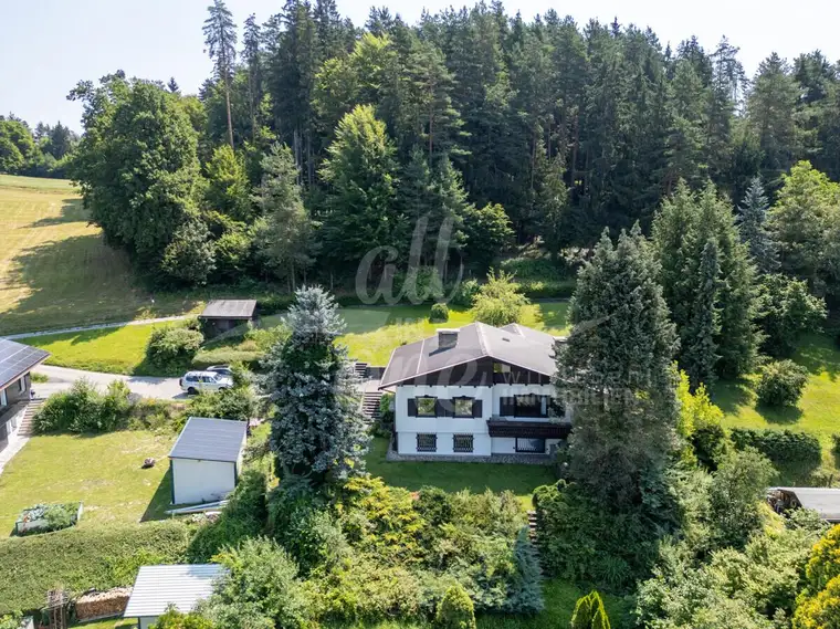 Sonniges Zweifamilienhaus mit großem Grundstück und Karawankenblick in Wernberg