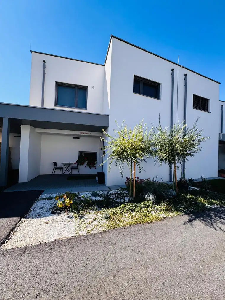OSG-Reihenhaus auf 271 m² Grundstück mit Luftwärmepumpe, unverbaubarem Grünblick, Miele-Küche, Holztreppe &amp; PV in Großpetersdorf