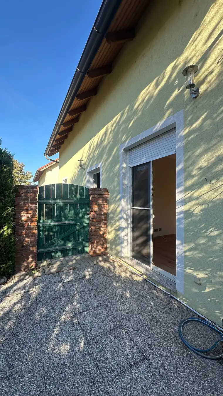 Erdgeschosswohnung mit Garten – 4 Zimmer – Terrasse südseitig – Parkplatz – Erstbezugszustand – 30 Autominuten von Wien – Privatverkauf!