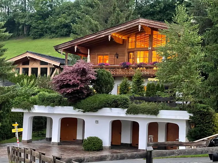 Freizeitwohnsitz in Reith bei Kitzbühel: Traditionelles Chalet-Apartment in idyllischer HanglageFreizeitwohnsitz 