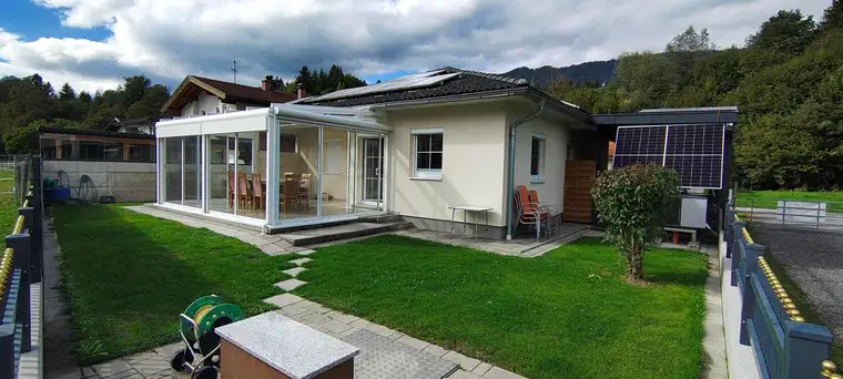 Gepflegter Bungalow mit Wintergarten, Garten, Garage und PV-Anlage in Breitenbach am Inn