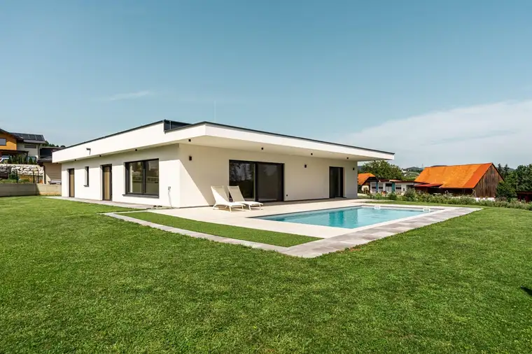 Moderner Bungalow mit Pool in Aussichtslage bei Hitzendorf