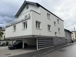 ATTRAKTIVES WOHNHAUS MIT GEWERBEFLÄCHE Wohn-und Bürohaus mit 3 Wohnungen und 1 Büroeinheiten