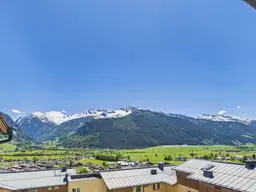 Maisionette- Wohnung mit großem Balkon und Ausblick auf die umliegende Bergwelt