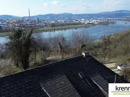 Altbestand in toller Lage (mit ca. 45.000 m² Nutzgrund) und Blick auf Linz