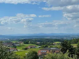 GROSSES ZWEIFAMILIENHAUS MIT BLICK AUF PASSAU