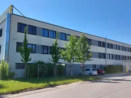 Bürogebäude neben Logistikzentrum