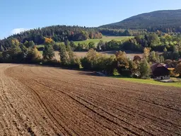 Wohnhaus in sehr ruhiger erhöhter Aussichtslage !