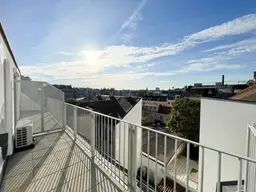 ☀️ SOMMERAKTION VERLÄNGERT: 50 % Provisionsnachlass! DG-AUSBAU im ALTBAU: klimatisierte modernisierte 2-Zimmer-Maisonettewohnung mit sonniger Terrasse (Innenhof)