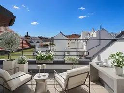 ERSTBEZUG NACH GENERALSANIERUNG: klimatisierte 3-Zimmer-DG-Wohnung mit hofseitiger Terrasse nahe U3 Linie
