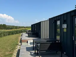Minimalistisch wohnen im Grünen – Tiny House mit Terrasse