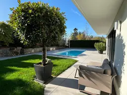 Modernisiertes Haus in Top-Zustand mit Seesicht, Pool, stilvoll gestaltetem Garten und Wellness-Sauna im Badezimmer